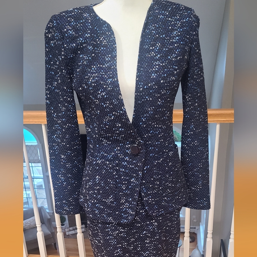 ST JOHN BLUE SKIRT SUIT SIZE 2